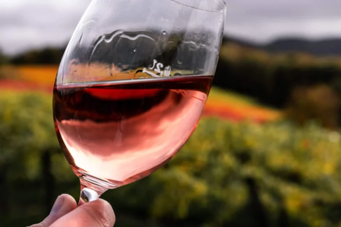 Rosevin i vinglass med riktig temperatur på vin